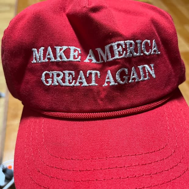 트럼프 모자 그런데 건조기를 돌려버린….