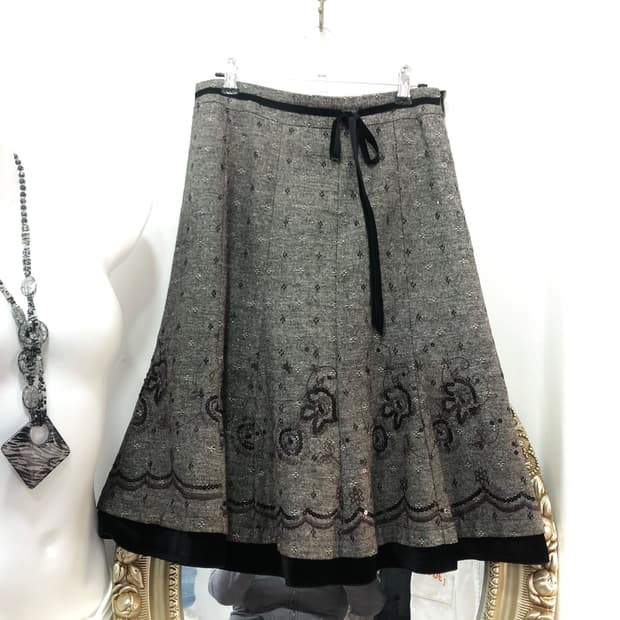 charcoal sequin floral pattern 미디스커트