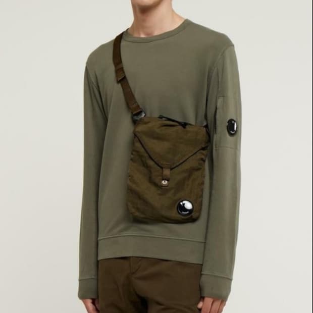 Cp컴퍼니 파우치 크로스백 black