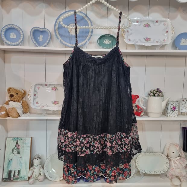 (axes femme엑시즈팜) 블랙 레이스 플라워 끈나시 튜닉