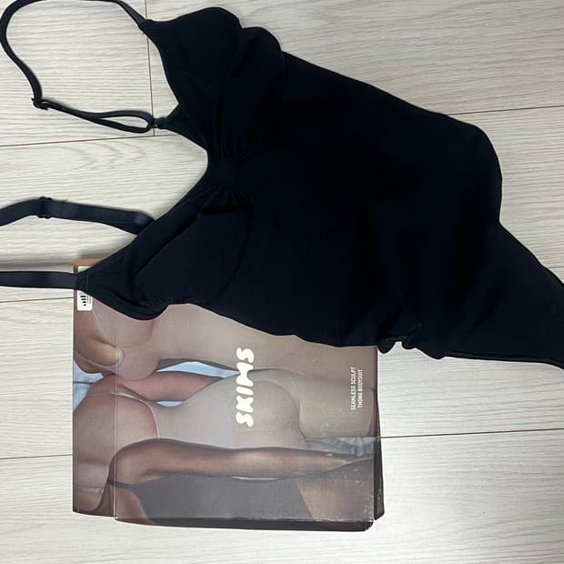 SEAMLESS SCULPT THONG BODYSUIT 스킴스 바디수트