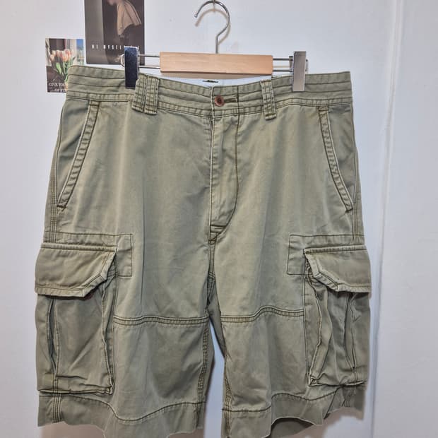 폴로 랄프로렌의 클래식한 카키색 카고 반바지  36  
