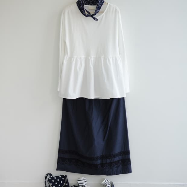 • 네이비 자수 롱 스커트