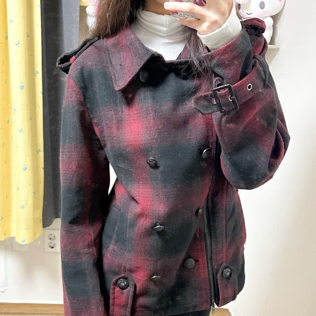 빈티지한 레드 블랙 체크 패턴이 돋보이는 코트입니다. 오네갸루, 긱시크,