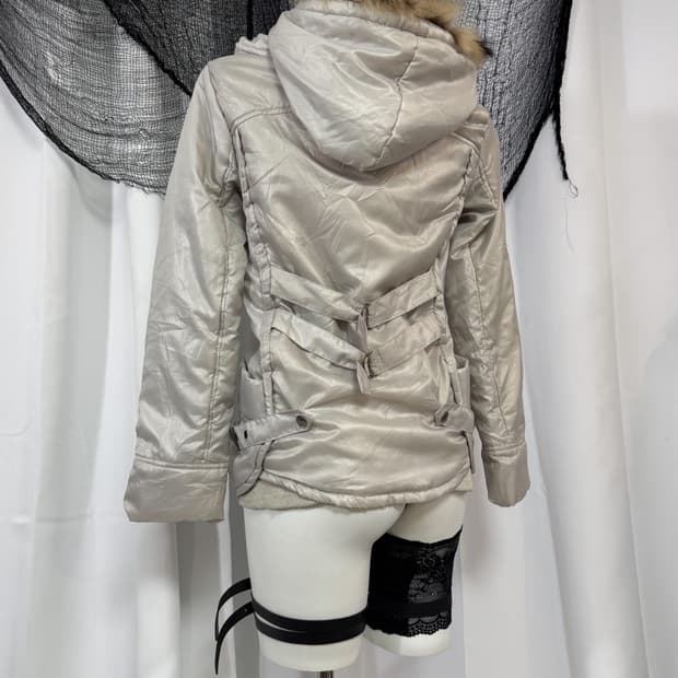 detail buckle padding 