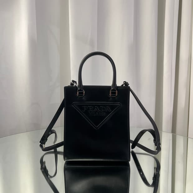 프라다 엠보싱 삼각로고 미니 토트백