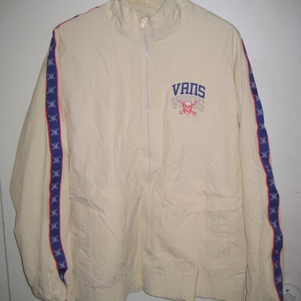 반스 vans의 테이핑 바람막이 입니다