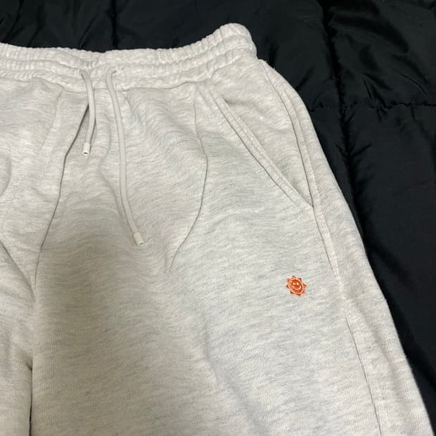 아모멘토 X 먼데이모닝마켓 콜라보 스웻팬츠 판매합니다.