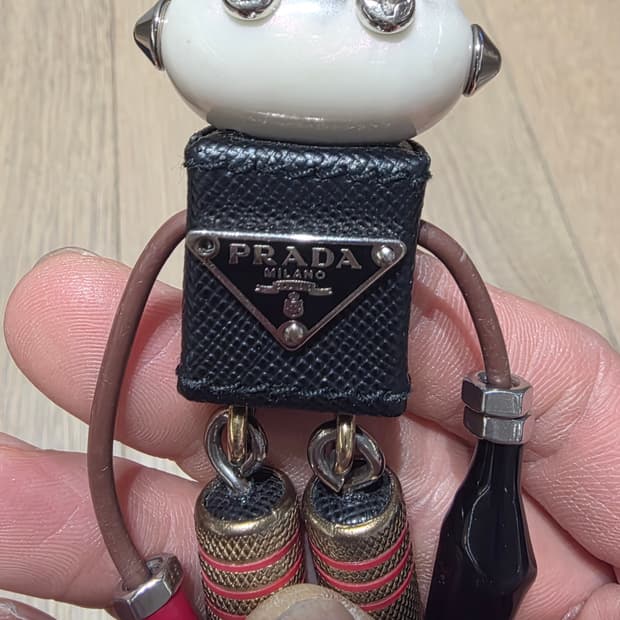 프라다 로봇 키링 에드워드 판매합니다. 