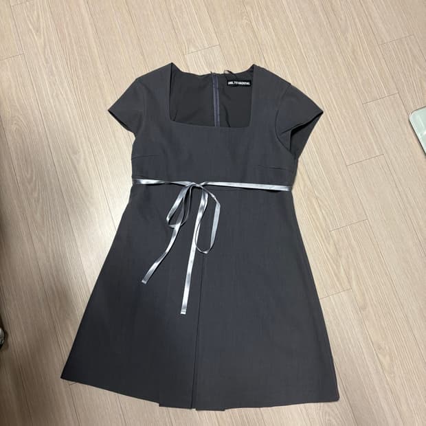 어글리쉐도우 리본 미니원피스