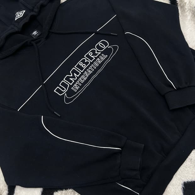 [L]엄브로 오버핏 타이핑 후드/블랙/기모