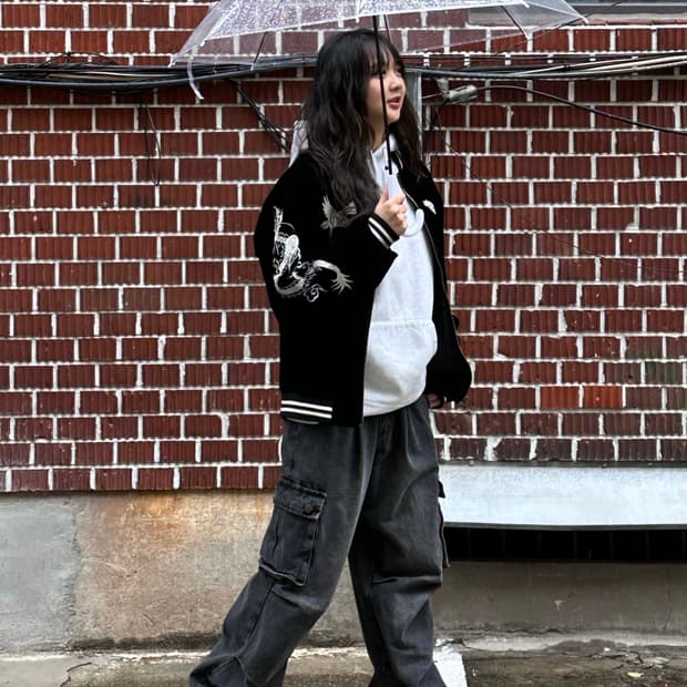 벨벳 스카쟌 슈프림 후드티 흑청 카고 팬츠 코디세트