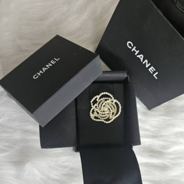 빈티지샤넬 브로치 진주까멜 미사용제품