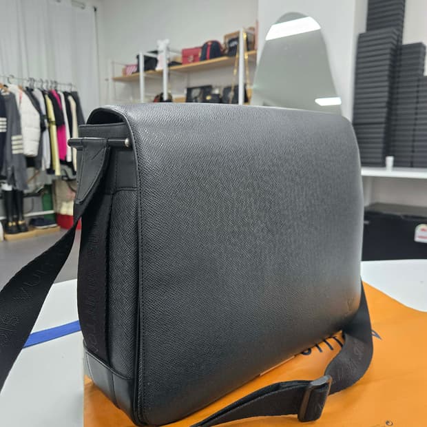 [50%세일] 루이비통 타이거 디스트릭트 숄더백