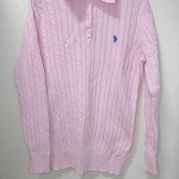 폴로 핑크 카라 꽈배기 니트