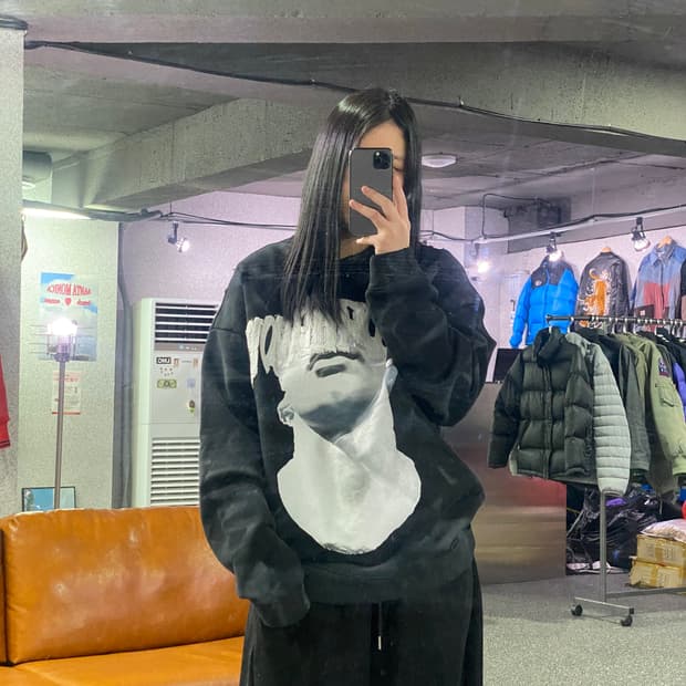 퍼플오브더월드 데미지 오버 블랙 스웨트 셔츠 맨투맨 B3892