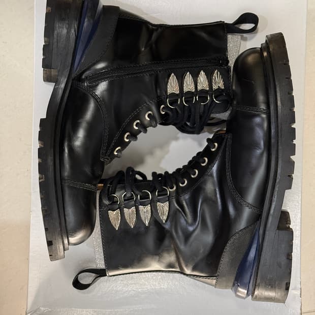 TOGA VIRILIS 블랙 그래픽 하드웨어 부츠