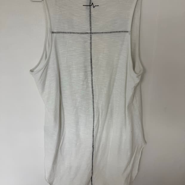 First aid to the injured sleeveless