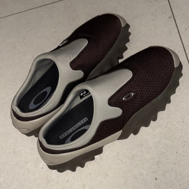 오클리 팩토리 팀 x 브래인 데드 오스트리치 찹 쏘우 뮬 마룬 애스프레소