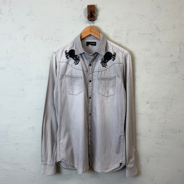 The Kooples 빈티지 스컬 자수 워싱 셔츠