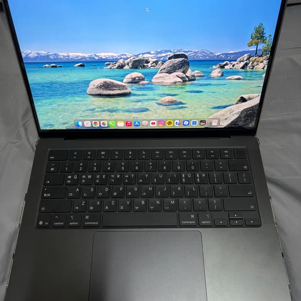 거의 새상품) 맥북 프로 14인치 M5 10코어 1TB 16GB RAM