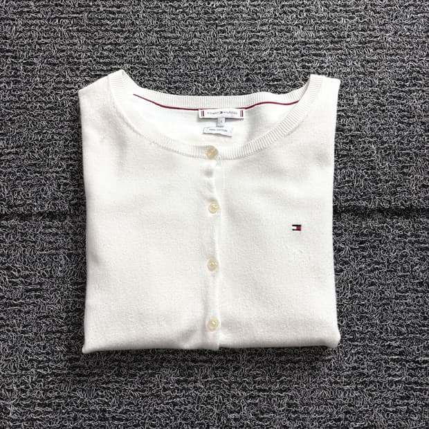 타미힐피거 우먼스 스몰로고 라운드넥 미니멀 가디건 3143