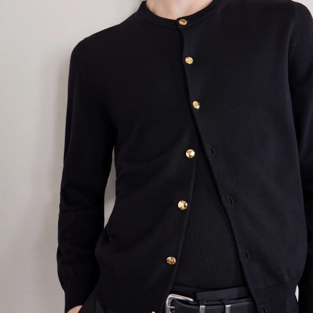 [투어스 신유님 착용] 셀린느 26ss 트리옴페 버튼 가디건