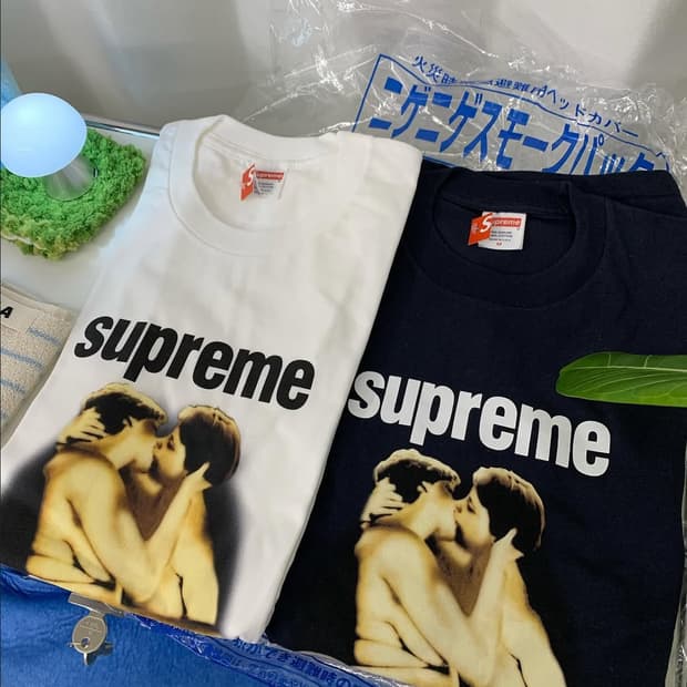 슈프림 반팔티 23ss kiss  tee 새상품