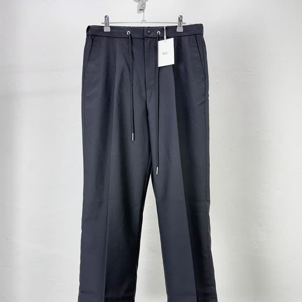 더 리라쿠스 블랙 테이퍼드 드로즈 백 포켓 울 팬츠