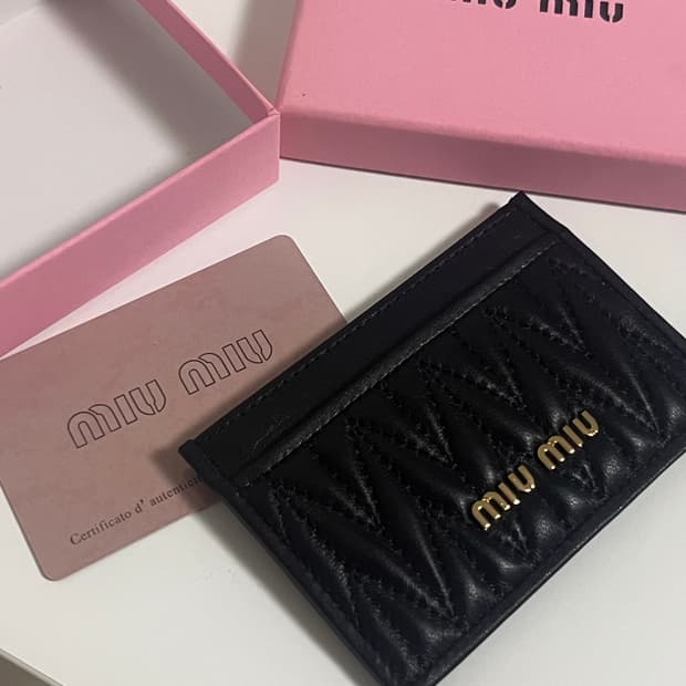 미사용 미우미우 카드지갑 마테라쎄