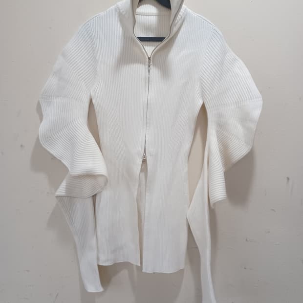 LOW CLASSIC 로우클래식 아이보리색 골지 니트 