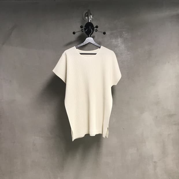옴므 플리세 아이보리 티셔츠 3
