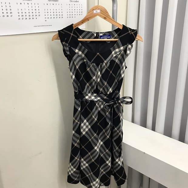 버버리 블랙 체크 벨티드 프릴 원피스