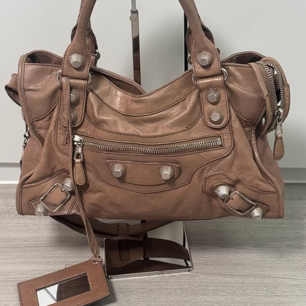 발렌시아가 자이언트 모터백 미디움 은장 베이지브라운 상태A-