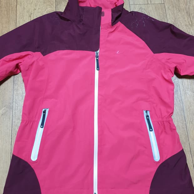 1205 르까프 아웃도어 고어텍스 바람막이 105 사이즈입니다