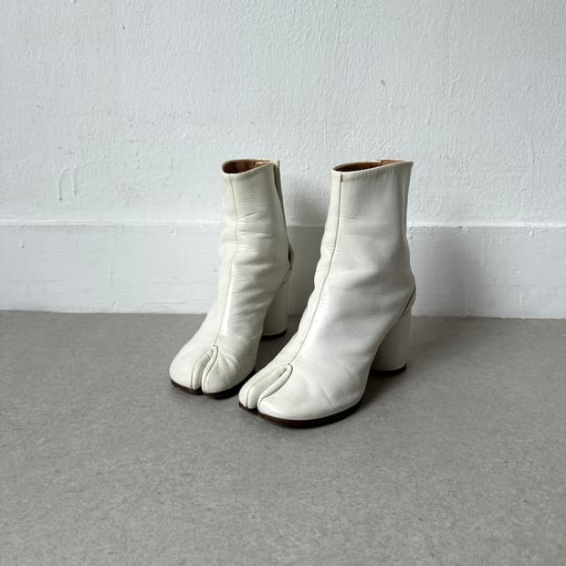 마르지엘라 PVC 코팅 레더 타비부츠 아이보리