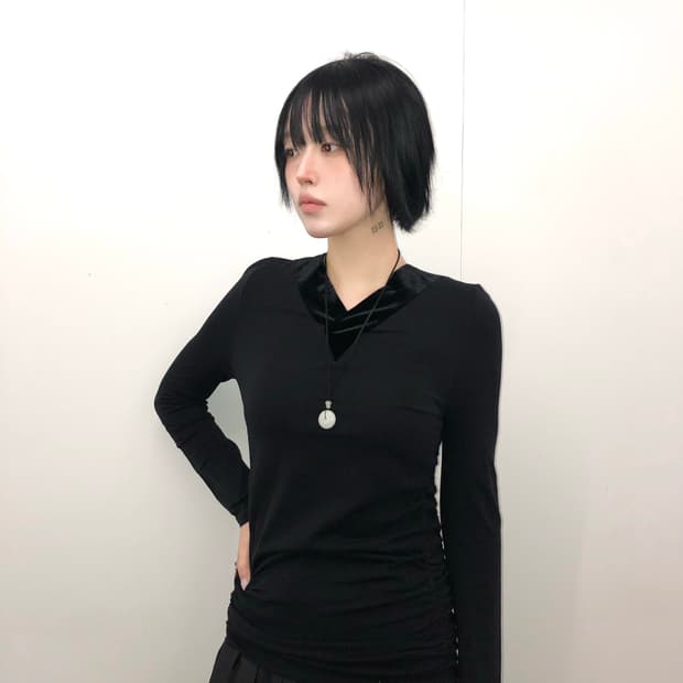 블랙 브이넥 슬리브