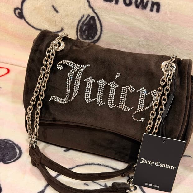 [신상✨프리뷰세일] 쥬시꾸뛰르 벨벳 스톤 체인 숄더백/크로스백 브라운
