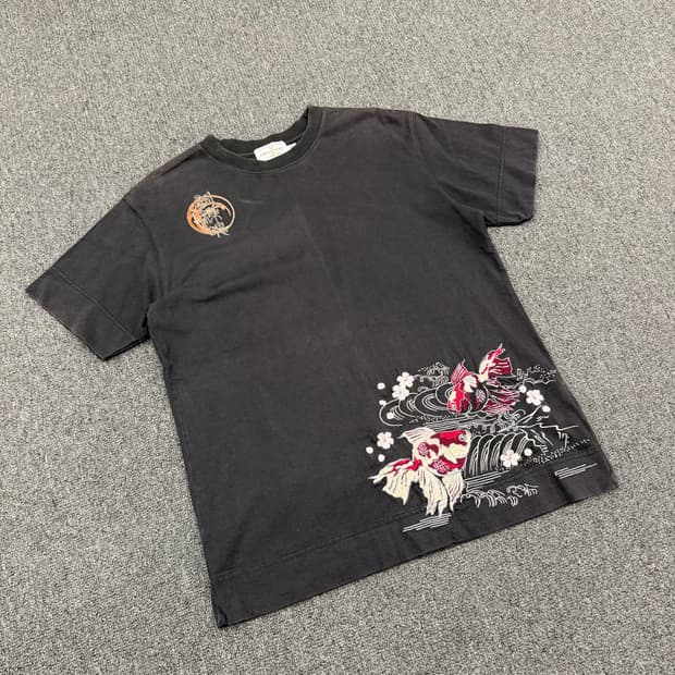 M) 카라쿠리 제네레이션 빈티지 금붕어 자수 반팔 티셔츠