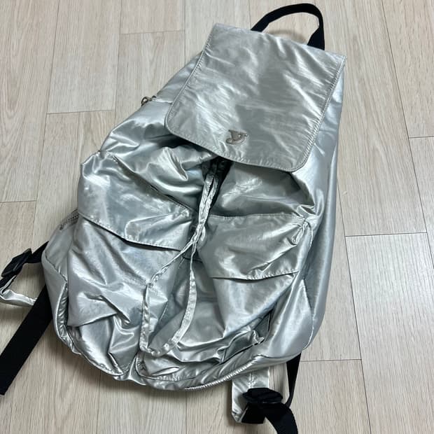 여밈 실버 백팩