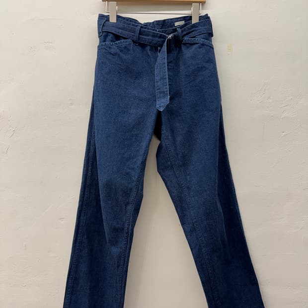 코모리 벨티드 데님 팬츠 (0)