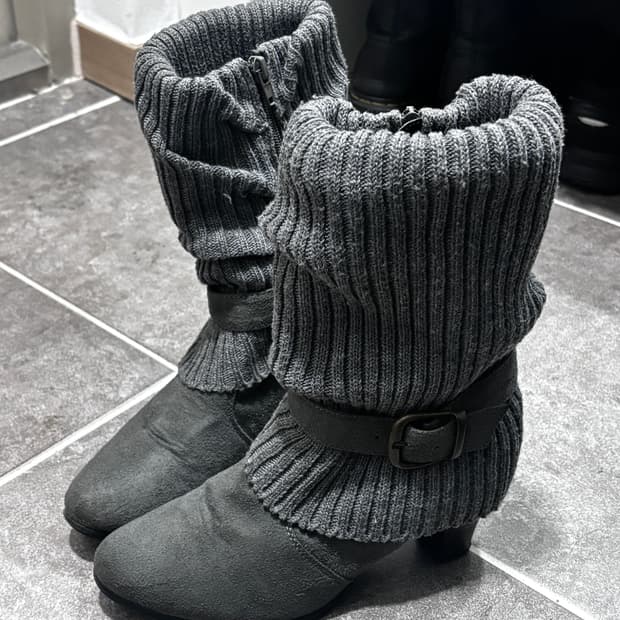 Knit warmer grey belted boots