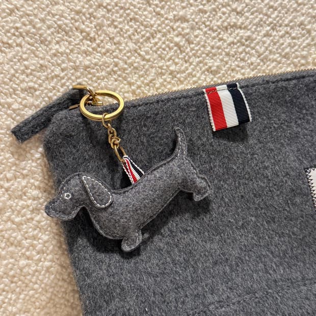 톰브라운 성수 익스클루시브 파우치 스몰 + 닥스훈트 키링