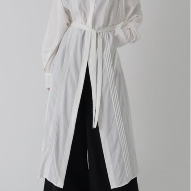 트리밍버드 플리츠 로브 원피스 화이트