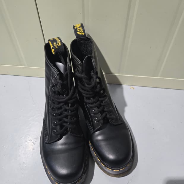 닥터마틴 1460 8홀 부츠