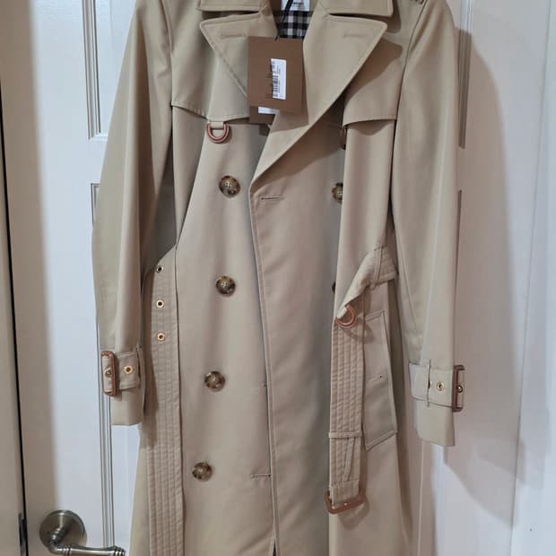 버버리 이즐링턴 허니 컬러  트렌치코트 새상품 42eu사이즈  판매해요