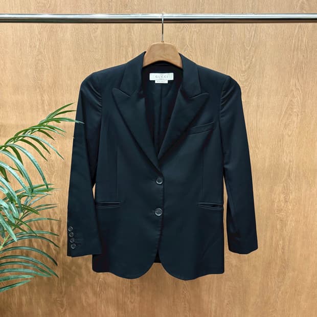 구찌 긴팔 울 테일러드 자켓 피크드 라펠 투 버튼 커프스 디테일 블랙