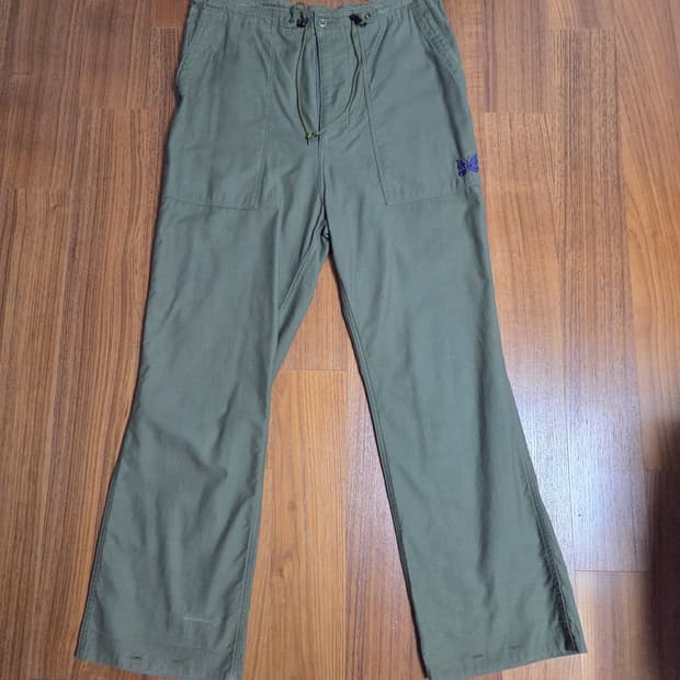 니들스 카키색 퍼티그 팬츠