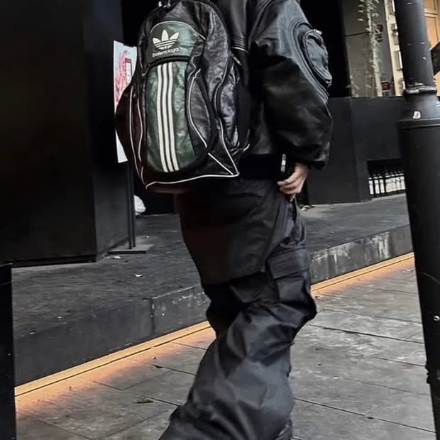 발렌시아가 x 아디다스 램스킨 백팩 라지사이즈입니다.