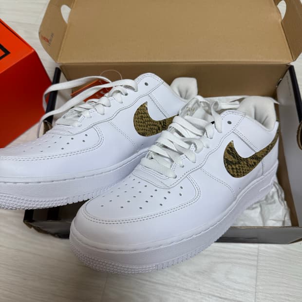  나이키 에어포스1 스네이크 스우시 PRM QS 285